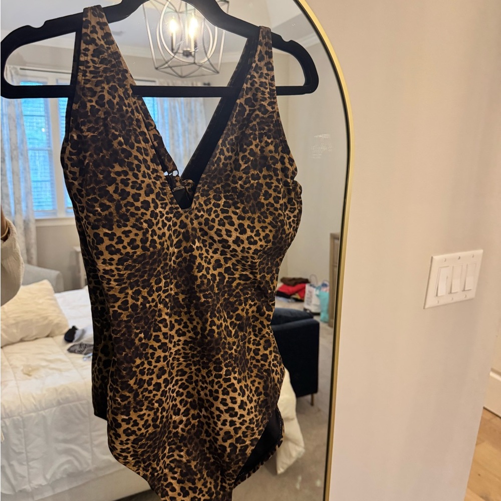 TA3 Leopard Print Plungy Corset Style Swimsuit, pulls you in! Only worn 2x.